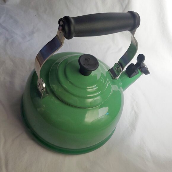 Le Creuset Enamel On Steel Whistling Tea Kettle 1.7 qt. Forest Green - Picture 6 of 6